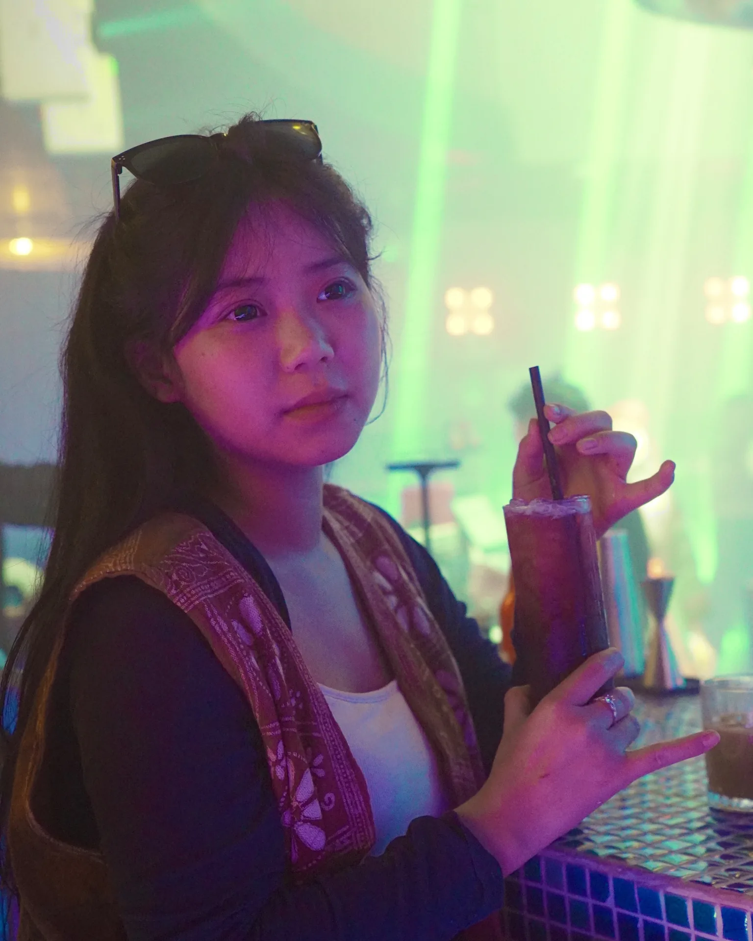 Khách thưởng thức cocktail tại Lady Mỷ